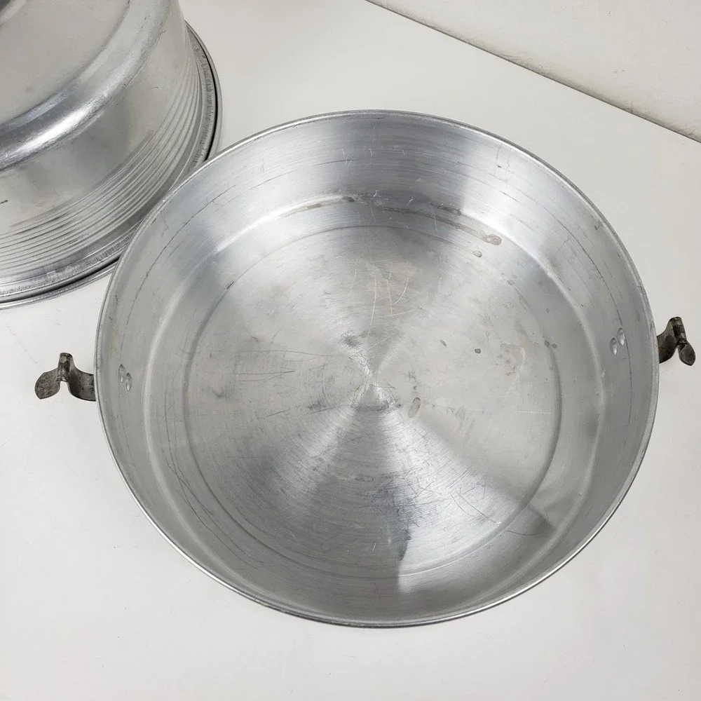 Vintage Regal Quality Aluminum Cake Carrier Locking Lid Ribbed Mid Century 10